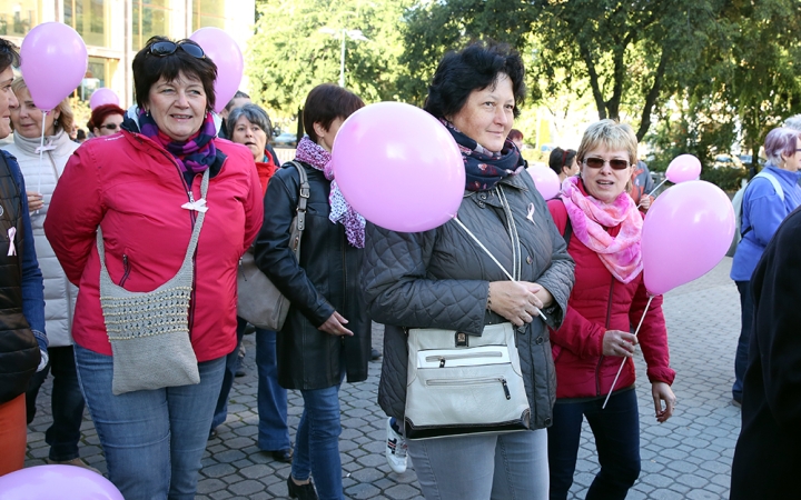 Figyelemfelhívó séta a mellrák ellen - fotó: Sándor Judit