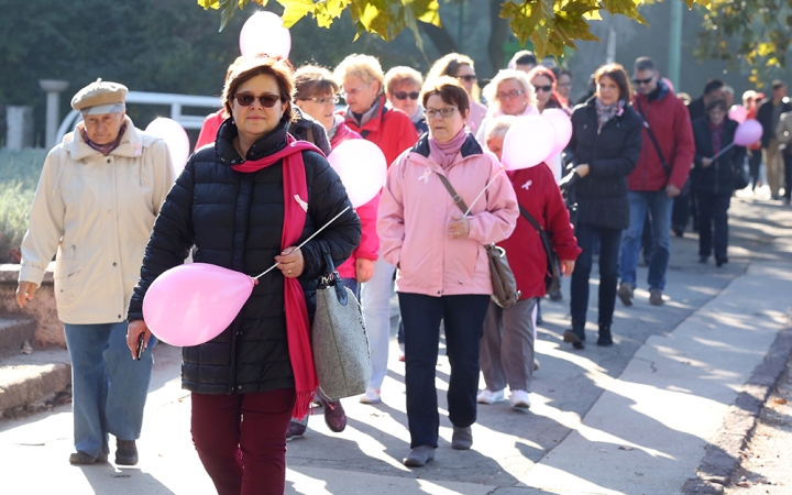Figyelemfelhívó séta a mellrák ellen - fotó: Sándor Judit