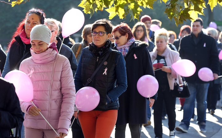 Figyelemfelhívó séta a mellrák ellen - fotó: Sándor Judit