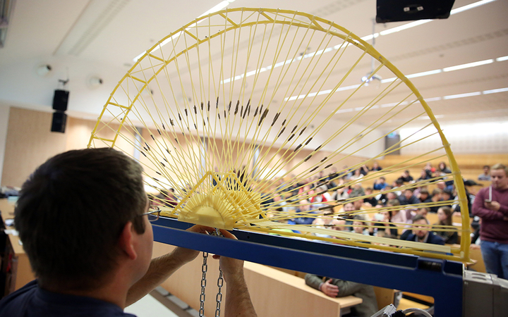 Tésztahíd-építő verseny - fotó: Sándor Judit