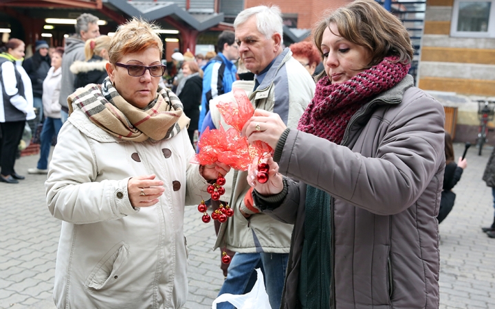 Koszorúkészítés kalákában - fotó: Sándor Judit