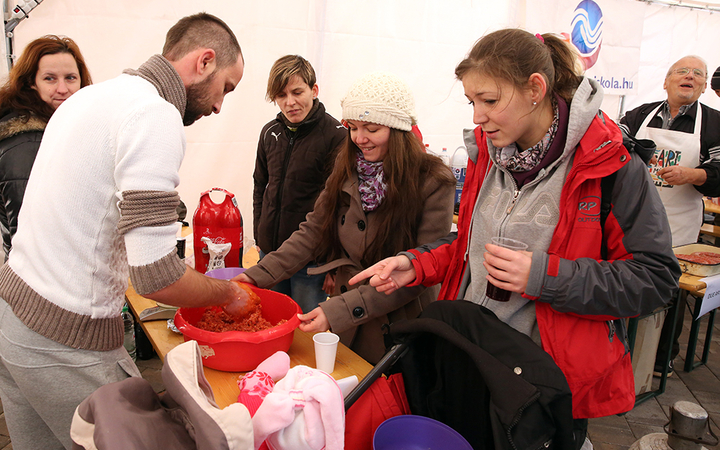 Kolbászfesztivál a Városháza téren (2016) - fotó: Sándor Judit