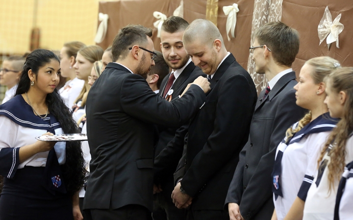 Szalagavató a Kereskedelmiben - fotó: Sándor Judit