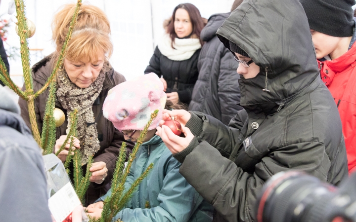 Karácsonyfa díszítés - fotó: Ónodi Zoltán