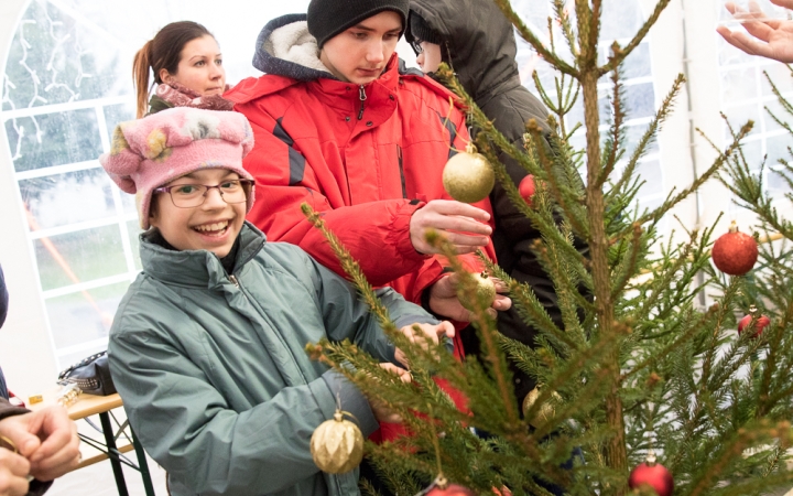 Karácsonyfa díszítés - fotó: Ónodi Zoltán