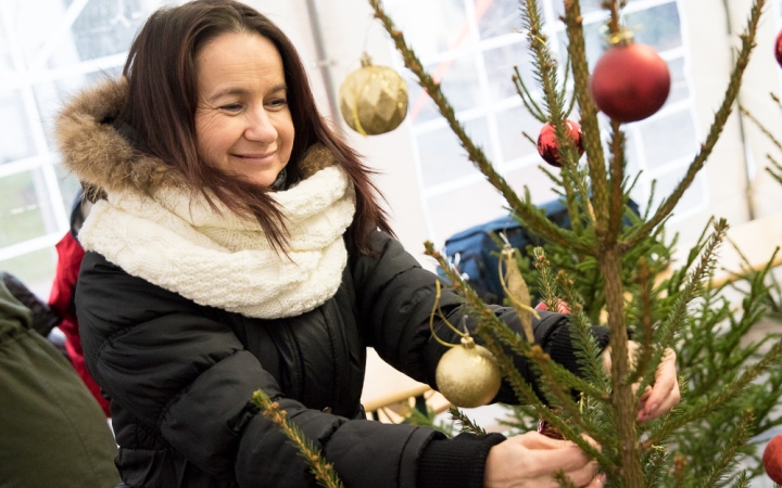 Karácsonyfa díszítés - fotó: Ónodi Zoltán