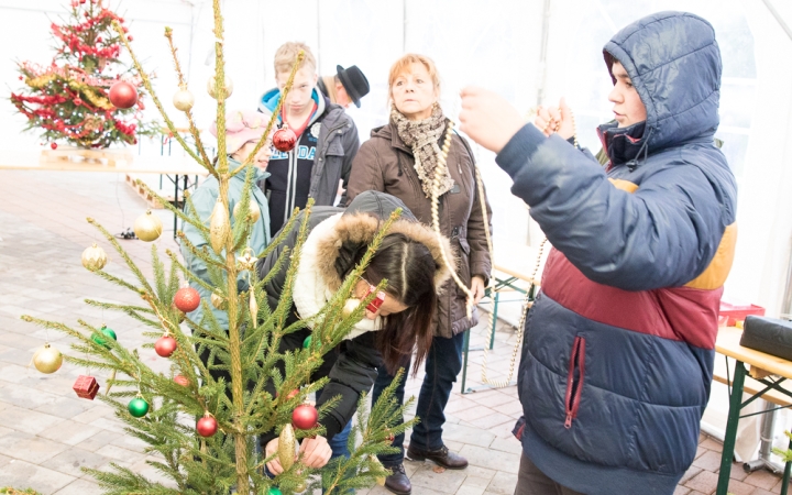 Karácsonyfa díszítés - fotó: Ónodi Zoltán