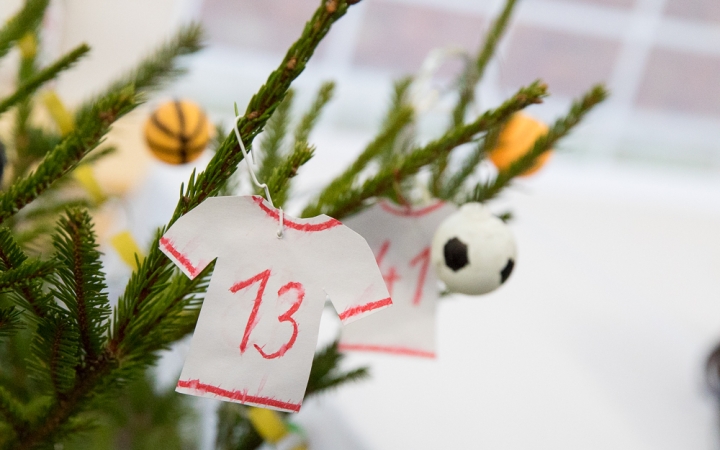 Karácsonyfa díszítés - fotó: Ónodi Zoltán