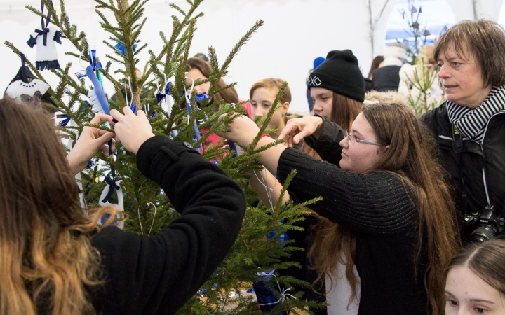 Karácsonyfa díszítés - fotó: Ónodi Zoltán