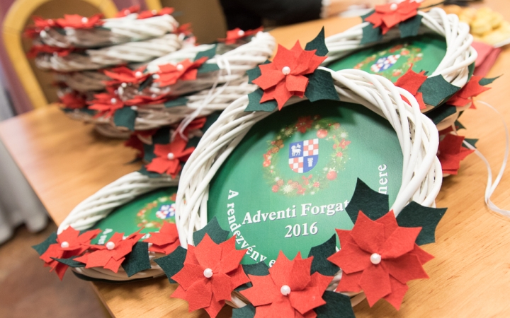 Karácsonyfa díszítés - fotó: Ónodi Zoltán