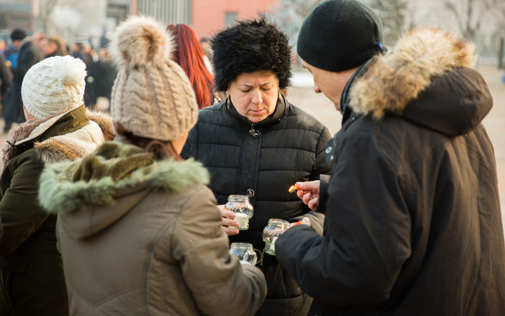 Nemzeti Gyásznap - Gyertyagyújtás a főtéren - fotó: Ónodi Zoltán