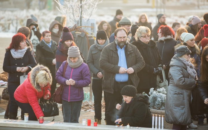 Nemzeti Gyásznap - Gyertyagyújtás a főtéren - fotó: Ónodi Zoltán
