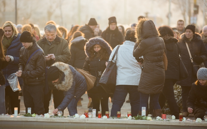 Nemzeti Gyásznap - Gyertyagyújtás a főtéren - fotó: Ónodi Zoltán