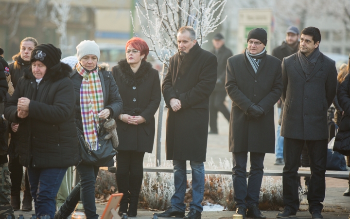 Nemzeti Gyásznap - Gyertyagyújtás a főtéren - fotó: Ónodi Zoltán