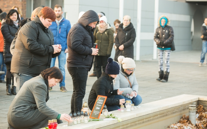 Nemzeti Gyásznap - Gyertyagyújtás a főtéren - fotó: Ónodi Zoltán