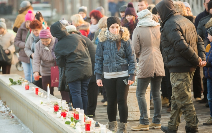 Nemzeti Gyásznap - Gyertyagyújtás a főtéren - fotó: Ónodi Zoltán