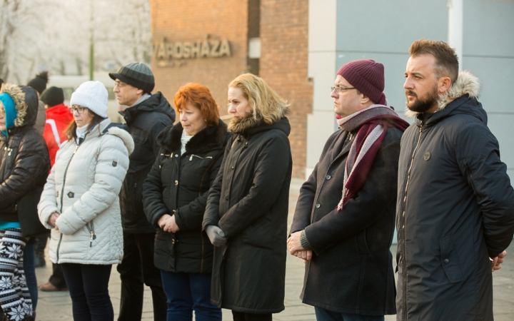 Nemzeti Gyásznap - Gyertyagyújtás a főtéren - fotó: Ónodi Zoltán