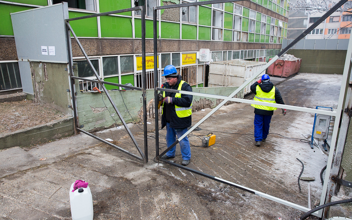 Takarítják a zöld SZTK-t - fotó: Ónodi Zoltán