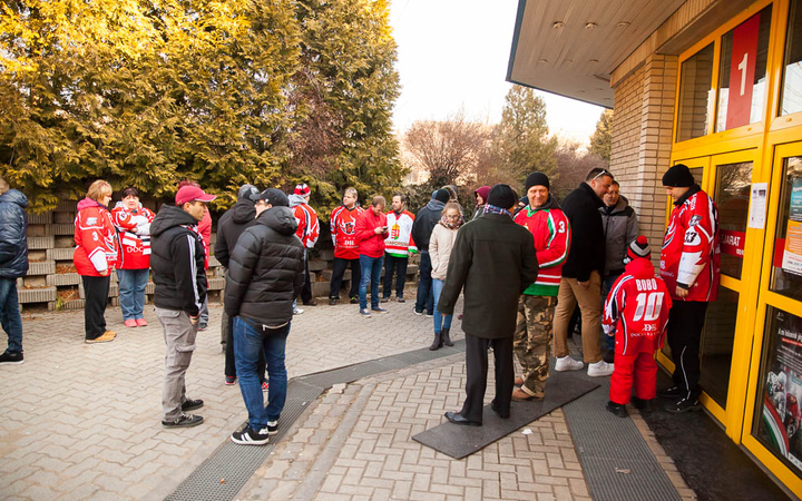 Szurkolói flashmob az Acélbikák edzésén - fotó: Ónodi Zoltán
