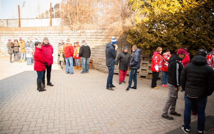 Szurkolói flashmob az Acélbikák edzésén - fotó: Ónodi Zoltán