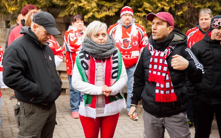 Szurkolói flashmob az Acélbikák edzésén - fotó: Ónodi Zoltán