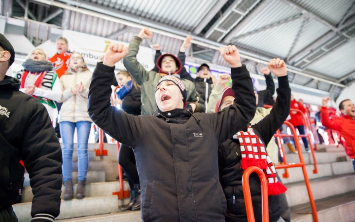 Szurkolói flashmob az Acélbikák edzésén - fotó: Ónodi Zoltán