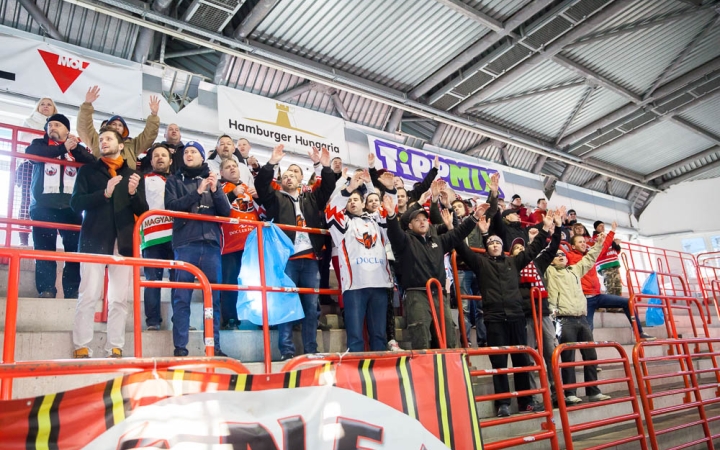 Szurkolói flashmob az Acélbikák edzésén - fotó: Ónodi Zoltán