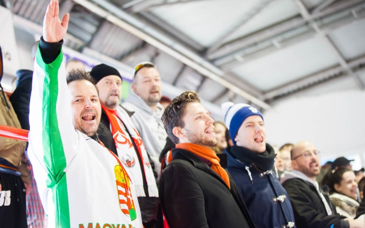 Szurkolói flashmob az Acélbikák edzésén - fotó: Ónodi Zoltán