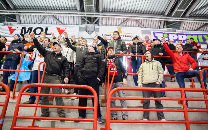 Szurkolói flashmob az Acélbikák edzésén - fotó: Ónodi Zoltán