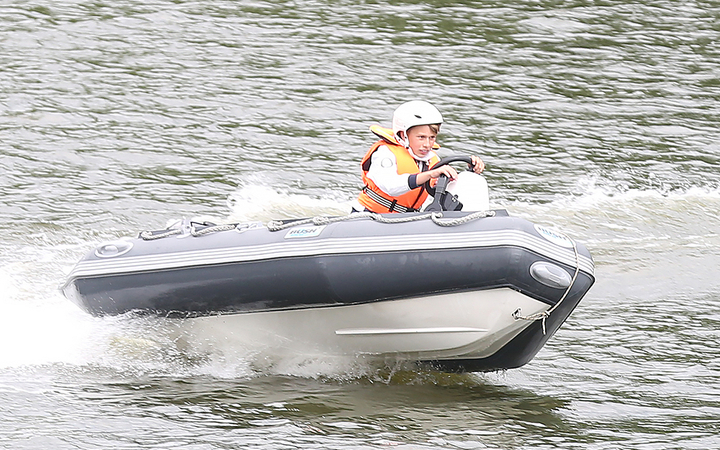 Motorcsónakosok az öbölben - fotó: 