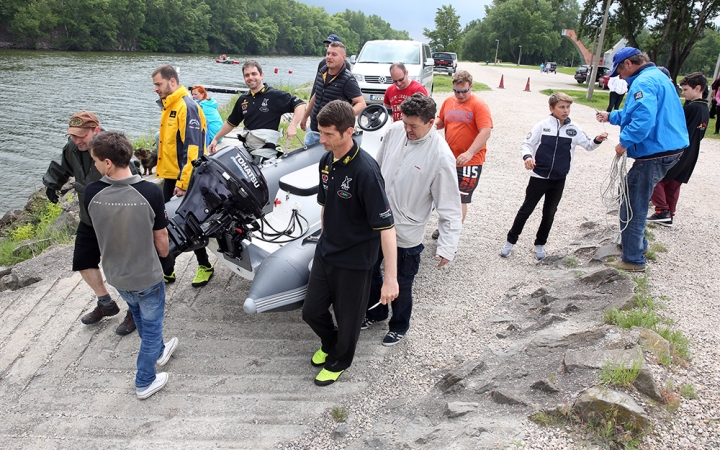 Motorcsónakosok az öbölben - fotó: 