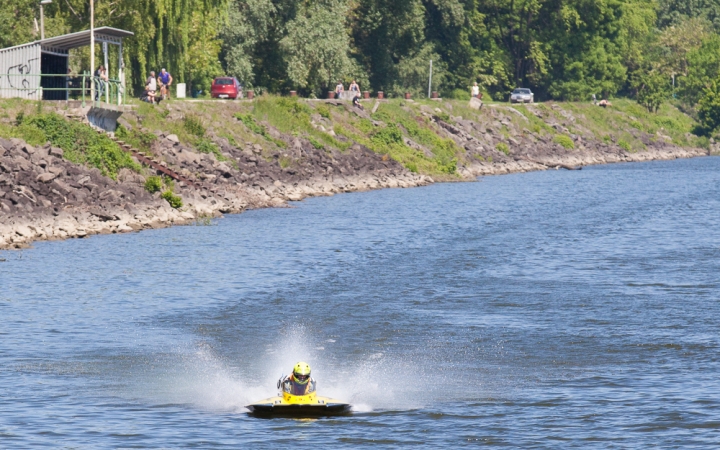 Motorcsónakosok az öbölben - fotó: 