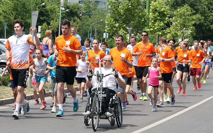 Olimpiai lángfutás a városban - fotó: Sándor Judit