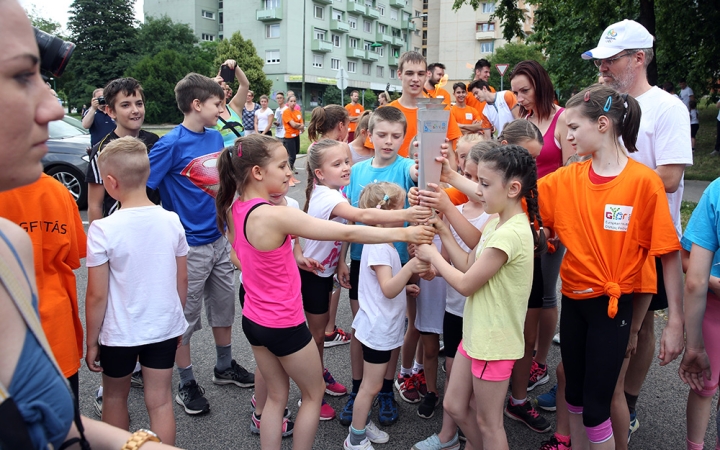 Olimpiai lángfutás a városban - fotó: Sándor Judit