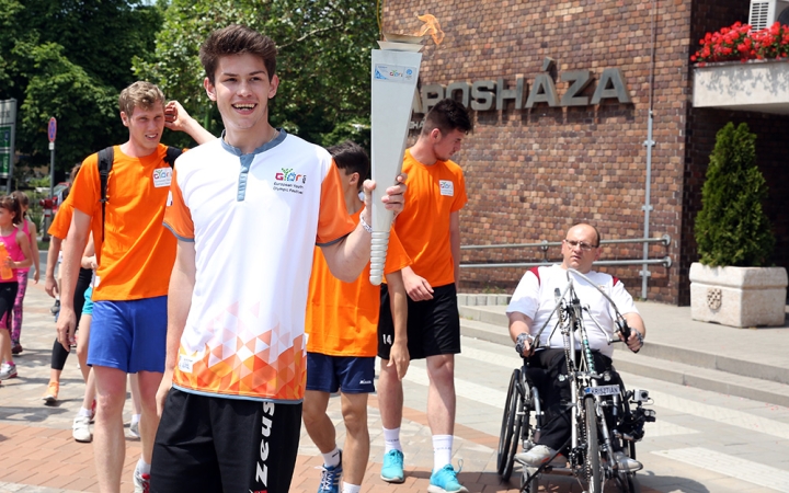 Olimpiai lángfutás a városban - fotó: Sándor Judit