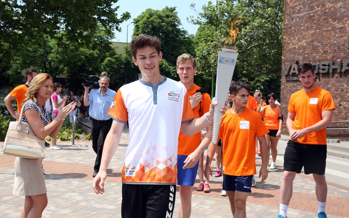Olimpiai lángfutás a városban - fotó: Sándor Judit