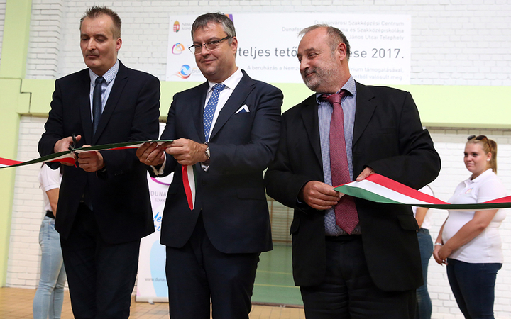 Átadták a Dunaferr iskola felújított tornatermét - fotó: Sándor Judit