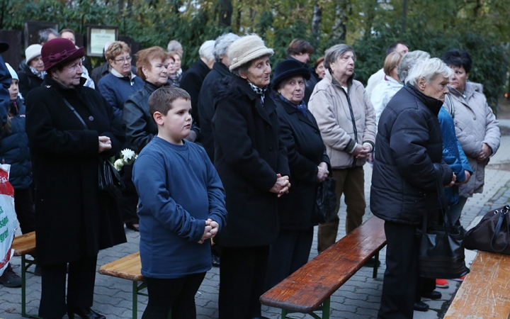 Ünnepi megemlékezés a temetőben - fotó: Sándor Judit