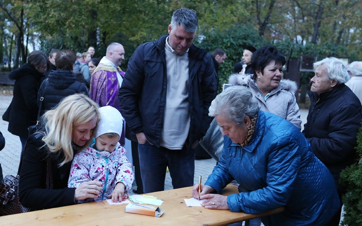 Ünnepi megemlékezés a temetőben - fotó: Sándor Judit