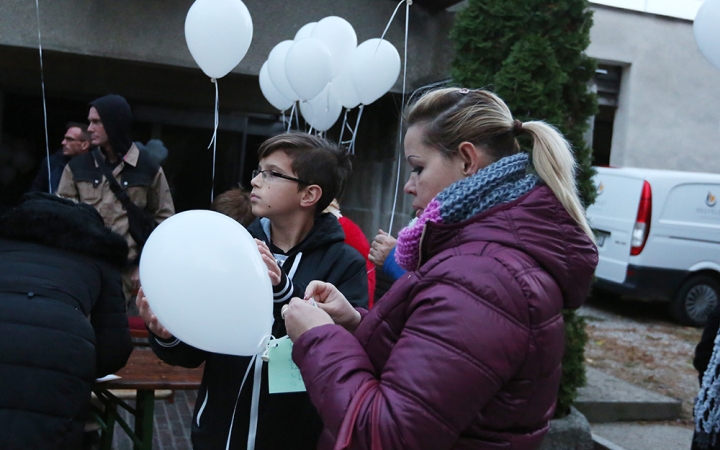 Ünnepi megemlékezés a temetőben - fotó: Sándor Judit