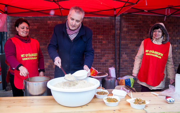 Ételosztás a Városháza téren - fotó: Ónodi Zoltán
