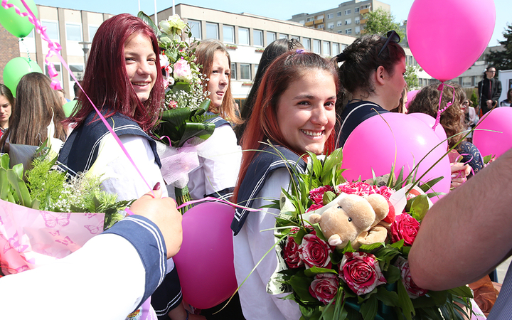 A Kereskedelmi iskola végzőseinek ballagása a főtéren - fotó: Sándor Judit