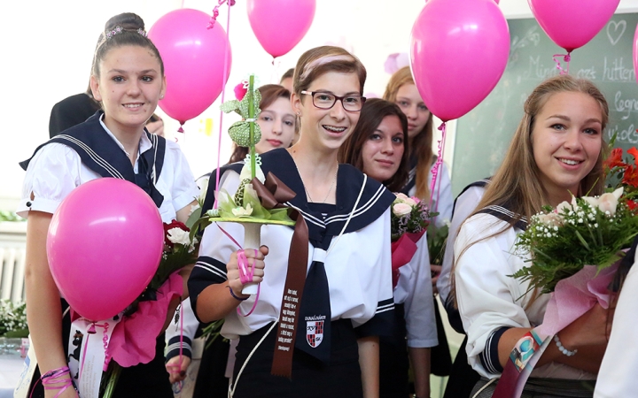 A Kereskedelmi iskola végzőseinek ballagása a főtéren - fotó: Sándor Judit