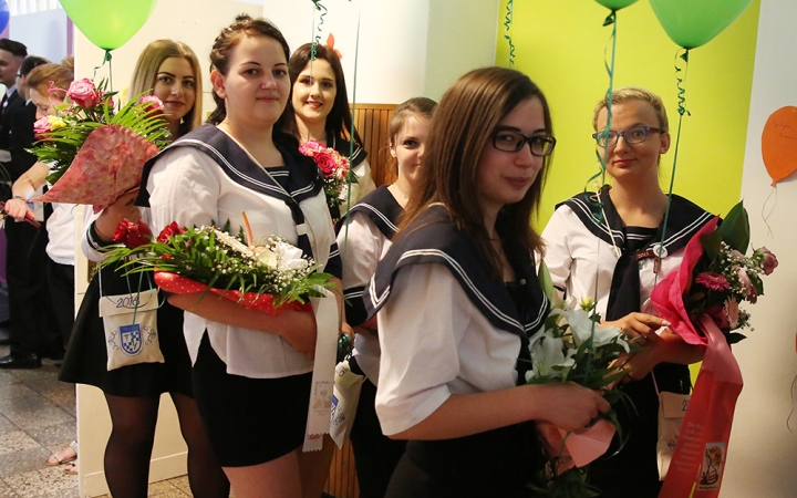A Kereskedelmi iskola végzőseinek ballagása a főtéren - fotó: Sándor Judit
