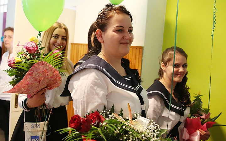 A Kereskedelmi iskola végzőseinek ballagása a főtéren - fotó: Sándor Judit