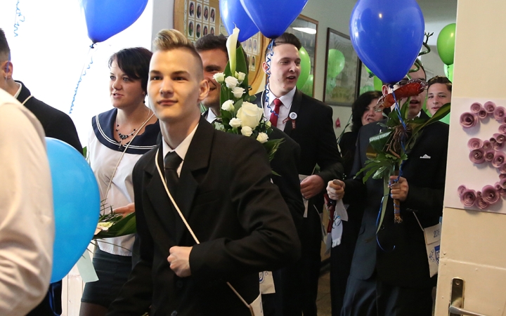 A Kereskedelmi iskola végzőseinek ballagása a főtéren - fotó: Sándor Judit