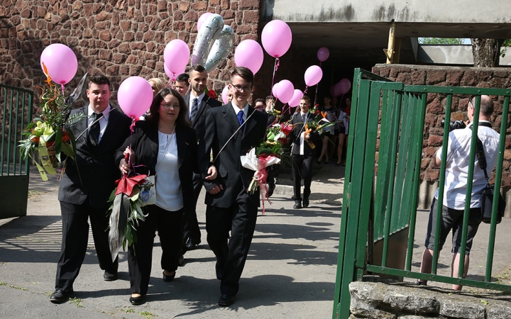 A Kereskedelmi iskola végzőseinek ballagása a főtéren - fotó: Sándor Judit