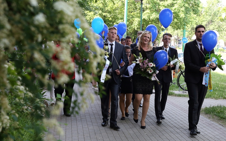 A Kereskedelmi iskola végzőseinek ballagása a főtéren - fotó: Sándor Judit