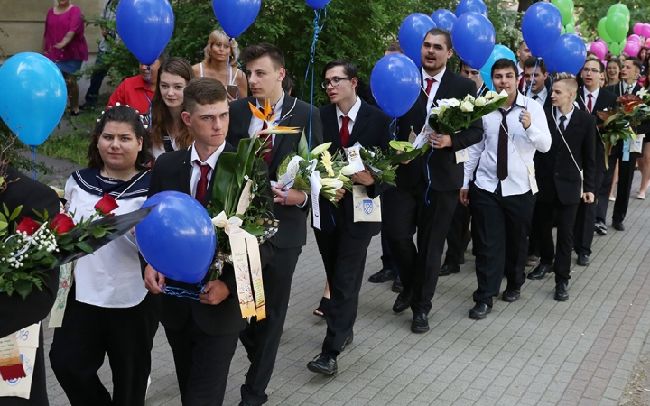 A Kereskedelmi iskola végzőseinek ballagása a főtéren - fotó: Sándor Judit