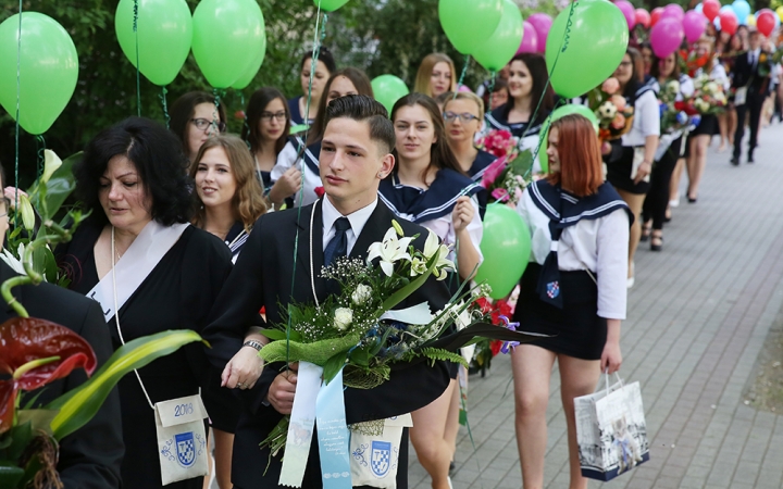 A Kereskedelmi iskola végzőseinek ballagása a főtéren - fotó: Sándor Judit